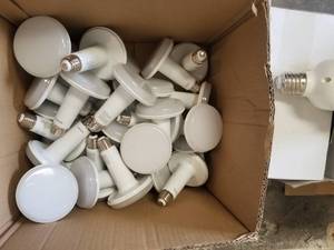 lot 14 image: Box of 9.5w bulbs