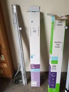 lot 24 image: T8 LED Tube 4ft lights