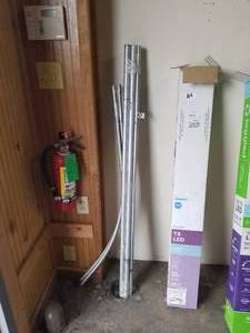 lot 25 image: Metal poles