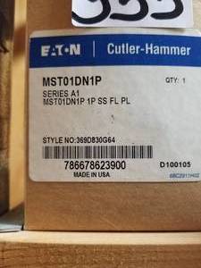 lot 355 image: Manual motor starter toggle switch