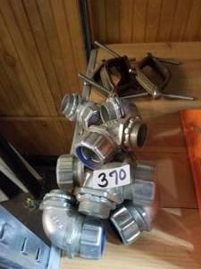 lot 370 image: 90 degree angle connectors