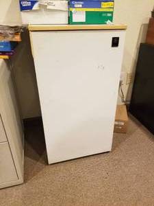 lot 461 image: Mini fridge