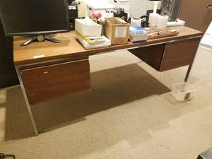 lot 465 image: Desk