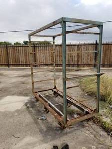 lot 542 image: Rolling rack