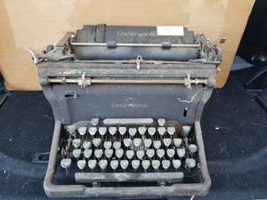 lot 7 image: Vintage Underwood Typewriter