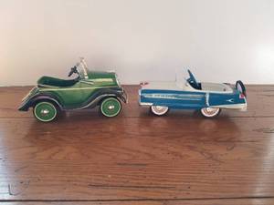 lot 141 image: Hallmark metal pedal cars - Kidikiac and 35 Steelcraft