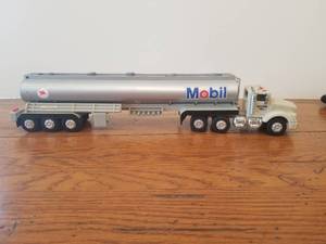 lot 244 image: Mobil Collectible semi truck