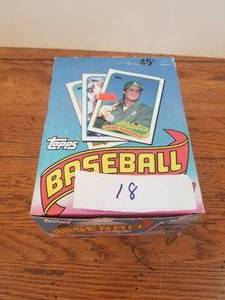lot 18 image: Box of unopened pack 1989 Baseball cards