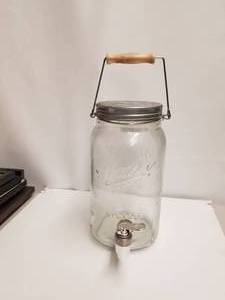 lot 260 image: Mason Jar liquiddrink dispenser