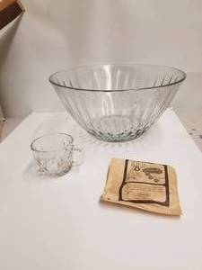 lot 271 image: Glass punch bowl set for 8
