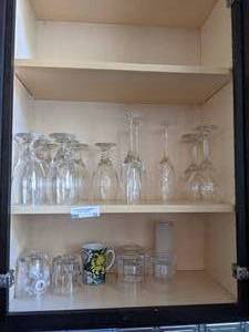 lot 15 image: Contents of cabinet, 18 glasses and one mug.