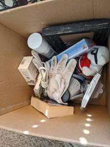 lot 21 image: Box with various items.