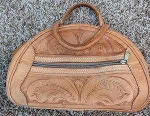 lot 22 image: Leather Purse.