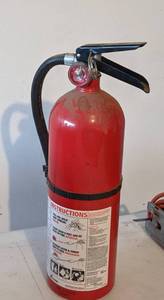 lot 48 image: 1 fire extinguisher.
