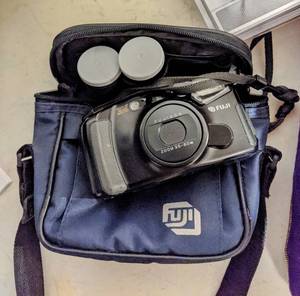 lot 80 image: FUJI Compact Camera DL-1000 Zoom with manual and case.