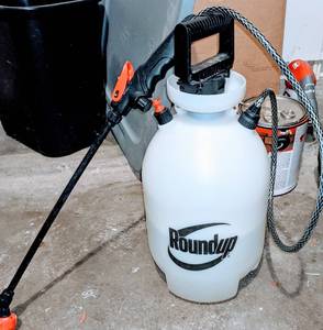 lot 89 image: Roundup Pressure Sprayer.
