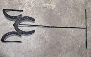 lot 102 image: Iron Decorative Horseshoe item.