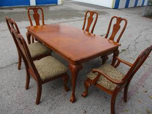 lot 4 image: SOLID OAK DINING ROOM TABLE WITH 12-EXTENSION LEAF 42 X 78 WITH LEAF X 30, 2-ARM CHAIRS AND 4-SIDE CHAIRS