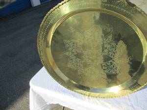 lot 11 image: Vintage 24-Round Brass Hanging Wall Plate