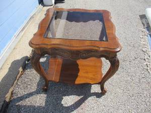lot 38 image: THOMASVILLE Side Table with glass insert