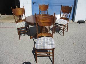 lot 27 image: 42 Round Single Pedestal Dining Table with 4 pressed back and spindle chairs with seat cushions and 18-W Leaf