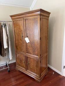 lot 35 image: VINTAGE- Thomasville Entertainment Center With 3-Drawers And Adjustable Shelfs