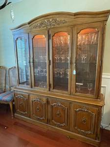 lot 14 image: VINTAGE-Thomasville Light Up China Cabinet With 6-Glass Shelfs