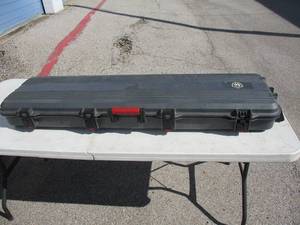lot 89 image: PLANO 3-GUN, HARD CARRING CASE WITH CASTERS