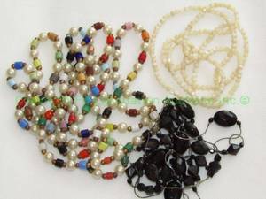 lot 53 image: Fresh water pearl, Onyx hematite, and pearl & art glass necklaces