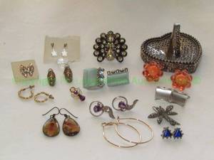 lot 54 image: Assorted fashion jewelry