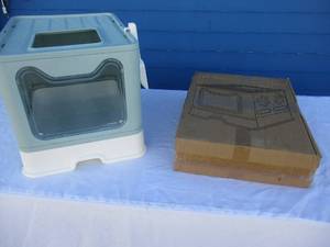 lot 17 image: 2-Foldable Cat Litter Boxes, Enclosed Cat Potty, Ideal for travelling.