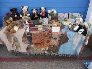 lot 82 image: COLLECTABLE- BOYDS BEARS, Bears, Throw, And Other Items.