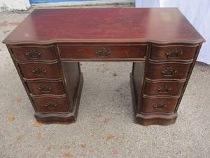 lot 97 image: Vintage-Small Desk With Center Drawer And 4-Drawers On Each Side.
