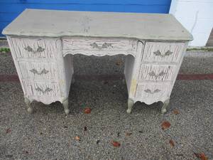 lot 100 image: Vintage-Small Desk With Center Drawer And 3-Drawers On Each Side.