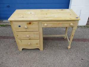lot 120 image: Small Desk With Center Drawer and 3-Side Drawers