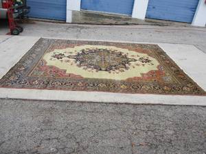 lot 32 image: Handmade -Province Azarbayjan Tabriz Rug With Center Medallion Design. The rug is about 9-Ft, 5-In.  x 12-Ft, 2-In.