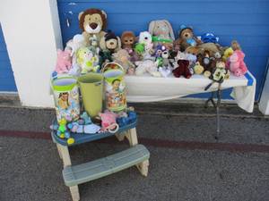 lot 125 image: Large Lot Toys and Stuffed Animals