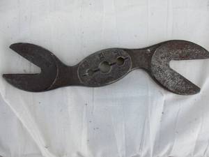 lot 129 image: VINTAGE THE HAWKEYE WRENCH Co. Vintage Double Ended Alligator Wrench ...  Made in USA...