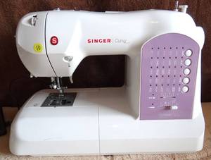 lot 16 image: Singer Curvy 8763 Sewing Machine wPower Supply - WORKS