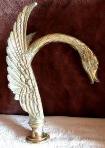 lot 20 image: BRASS SWANN TUB FIXTUREFAUCET SPOUT - HEAVY