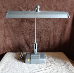 lot 28 image: VINTAGE TABLE TOP ADJUSTABLE ARM LAMP - ALL METAL