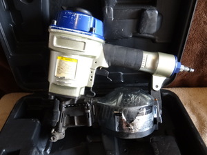 lot 32 image: HEAVY DUTY NAILER W CASE