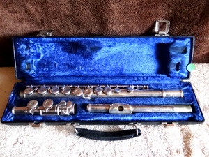 lot 75 image: NICE 3 PIECE FLUTE IN CUSTOM CASE