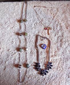 lot 105 image: ASSORTMENT OF NECKLACES AS SHOWN - LAST SAYS DAUGHTER