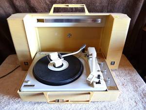 lot 146 image: VINTAGE General Electric Wildcat Portable Record Player-Phonograph Yellow Used - POWERS ON