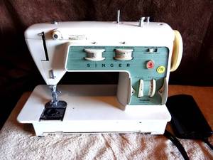 lot 178 image: Vintage Singer Model 714 Sewing Machine Graduate WPedal