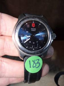 lot 183 image: MENS SWISS ARMY WATCH WSAPPHIRE CRYSTAL - WATER RESISTANT TO 100 METERS