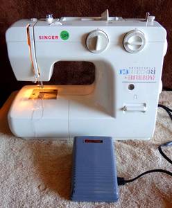 lot 204 image: Singer Model 1120 Mechanical Portable Sewing Machine wPedal