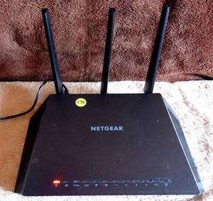 lot 238 image: Netgear AD898F20 12V 3.5A AC Netgear Router & Power Cord
