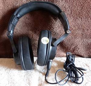 lot 253 image: OneAudio Fusion A7 Wireless DJ Wired Headset